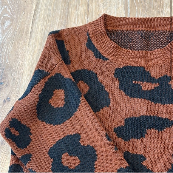 Long Sleeve Printed Sweater. - Picture 2 of 4